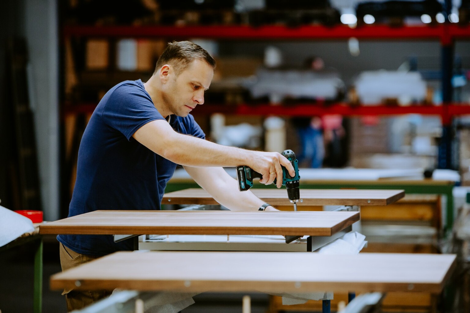 Mitarbeiter bei der Montage am Arbeitsplatz